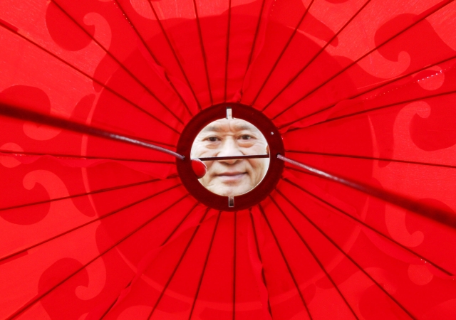 A Chinese worker makes red lanterns for the upcoming Spring Festival, also known as the Chinese New Year, in Sizhou town, Dexing city, east Chinas Jiangxi province, 31 January 2011.
The Spring Festival, marking the start of the Chinese Lunar New Year, falls on February 3. It is named the Year of the Rabbit in the Chinese lunar calendar this year.(Imaginechina via AP Images)